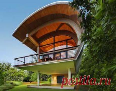 С тех пор, как Ной построил 1-й дом-корабль, прошло немало лет. И все-таки и современные дизайнеры задумываются про то, как сделать жизнь в современном жилище не опасной и комфортной.

Разве не романтична жизнь на побережье, и разве не успокоят душу сверкающие блики утреннего солнца, которые увидишь на прозрачной глади крохотного ручейка или очень большого океана, пробудившись утром?
Главное достоинство гостевого домика Casey Key Guest House, спроектированного американской архи