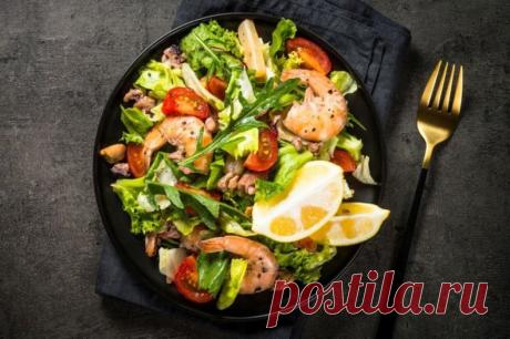 Аппетитный салат из креветок, кальмаров и зелени
Вкуснейшие ингредиенты в одной тарелке!

 Ингредиенты:
Креветки (охлажденные) – 400 г
Кальмары (щупальца) – 200 г
Помидоры черри – 300 г
Тунец (консервированный) – полбанки
Руккола – 10 веточек
Салат айсберг – 3 листика
Лимон (для подачи) – половина
Кукурузное масло – 30 мл
Молотый черный перец – по вкусу
Соль – по вкусу
Вода (кипяток) – 1,2 л

Рецепт:
Охлажденные креветки промойте половиной кипятка, остудите и очистите.

Щу...