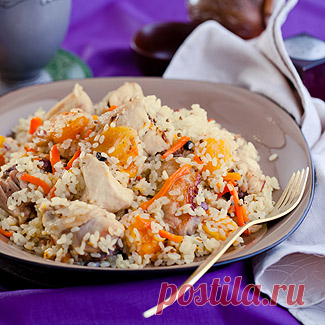 Плов в мультиварке с курицей получается, пожалуй, таким же вкусным, как и приготовленный в казане. Дело в том, что большую часть времени блюдо проводит в герметично закрытом приборе, поэтому рис в полной мере пропитывается ароматами сухофруктов и овощей, а также соками птицы. Пошаговый рецепт с фото