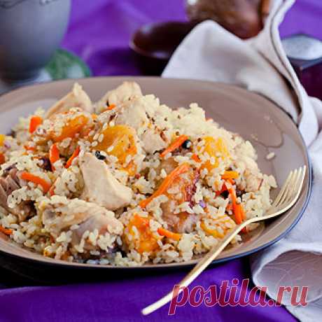 Плов в мультиварке с курицей получается, пожалуй, таким же вкусным, как и приготовленный в казане. Дело в том, что большую часть времени блюдо проводит в герметично закрытом приборе, поэтому рис в полной мере пропитывается ароматами сухофруктов и овощей, а также соками птицы. Пошаговый рецепт с фото