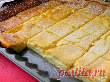 ПРОСТО СМЕШАЙТЕ ВСЕ В ОДНОЙ МИСКЕ И ПОСТАВЬТЕ В ДУХОВКУ. ЭТОТ ТОРТ СТАНЕТ ВАШИМ ЛЮБИМЫМ!

И недорого.
Представляем вашему вниманию нежный творожный десерт. Воздушность и легкость — главные достоинства этого пирога.От него сложно оторваться. Его можно приготовить, если гости к вам нагрянули совершенно внезапно.

Времени на него у вас уйдет от силы 30 минут. 

Вот что вам понадобится:

2 стакана муки;
1,5 стакана сахара;
4 ст. л. сметаны;
4 яйца;
400 гр. творога;
100 гр. сли...