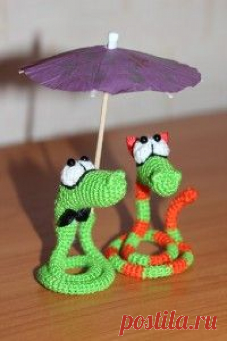 Забавные вязаные крючком змейки