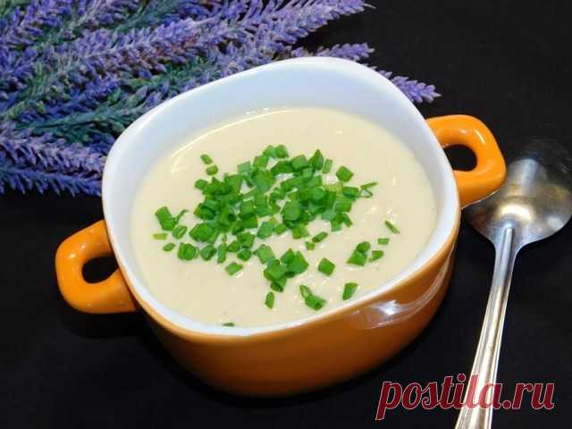 Сливочный суп-пюре с курицей и грецкими орехами

Ингредиенты:

Куриное филе — 300 г
Лук репчатый — 1 шт.
Морковь — 1 шт.
Картофель — 2–3 шт.
Грецкие орехи — 100 г
Сливки 20% — 150 мл
Специи — по вкусу

Приготовление:

1. Куриное филе отварите.
2. Добавьте в кастрюлю нарезанный картофель.
3. Отдельно обжарьте измельченные лук и морковь. Добавьте в кастрюлю к супу. Проварите все вместе до готовности картофеля.
4. Отдельно обжарьте грецкие орехи.
5. В чашу блендера выложите в...