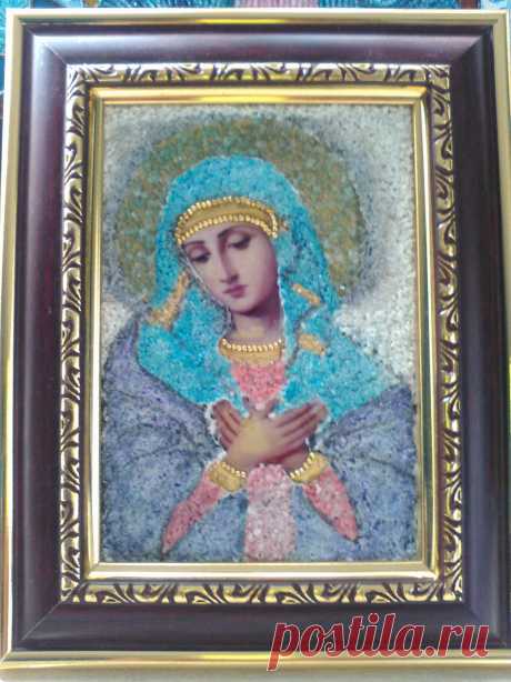 MADONA
Imagen decorada con fragmentos de piedra y cristales debidamente pigmentados.