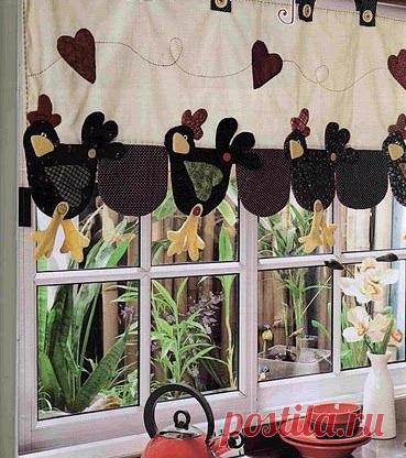 Петушки на фартуке и шторке. Лоскутное шитье