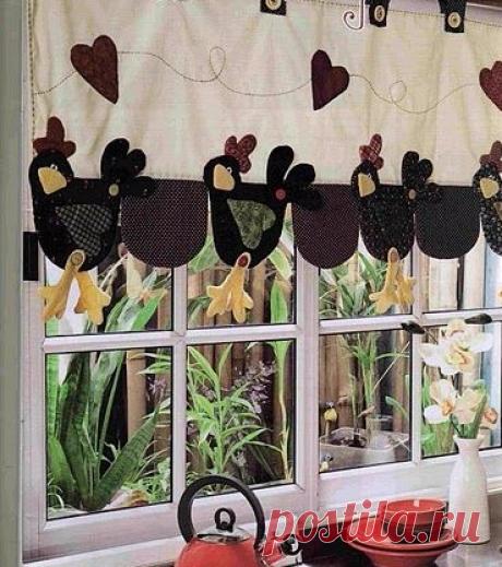 Петушки на фартуке и шторке. Лоскутное шитье