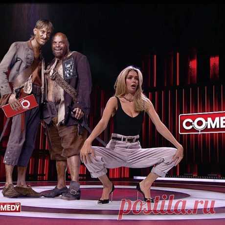 Photo by Klod Mande in Comedy Club with @ververa, @tnt_online, @comedyclubru, @pavelvolyaofficial, @garikkharlamov, and @klodmande. На изображении может находиться: 4 человека, люди сидят и обувь