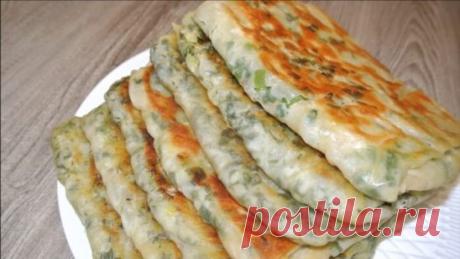 УЗБЕКСКАЯ   КАТЛАМА  С  МЯСНЫМ  ФАРШЕМ  И  ЗЕЛЕНЬЮ
Невероятно вкусная катлама получается с начинкой из мясного фарша и зелени. Съедаются такие лепешки моментально.
Значит, готовить их нужно сразу много.
Для 4-х лепешек потребуется:
600 грамм муки;
300 грамм воды;
Пару ч.ложечек соли.
Начинка готовится из следующих ингредиентов:
200 грамм мясного фарша;
Пучок зеленого лука;
200 грамм масла;
По вкусу перца и соли.
Этапы приготовления:
В подходящую емкость всыпать просеянную муку
В теплой водичке