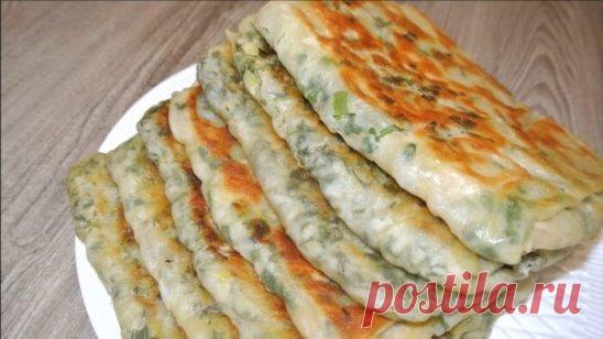 УЗБЕКСКАЯ   КАТЛАМА  С  МЯСНЫМ  ФАРШЕМ  И  ЗЕЛЕНЬЮ
Невероятно вкусная катлама получается с начинкой из мясного фарша и зелени. Съедаются такие лепешки моментально.
Значит, готовить их нужно сразу много.
Для 4-х лепешек потребуется:
600 грамм муки;
300 грамм воды;
Пару ч.ложечек соли.
Начинка готовится из следующих ингредиентов:
200 грамм мясного фарша;
Пучок зеленого лука;
200 грамм масла;
По вкусу перца и соли.
Этапы приготовления:
В подходящую емкость всыпать просеянную муку
В теплой водичке