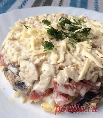 Очень вкусный и простой салатик
Ингредиенты:
Куриная грудка (вареная).
Шампиньоны.
Помидор.
Вареное яйцо.
Сыр маложирный ( у меня 20%)
Натуральный йогурт
Приготовление:
Грудку отвариваем . Режем на кусочки 
Шампиньоны тонко нарезаем и обжариваем на гриле без масла ( можно на сухой сковороде)
Яйца режем на кусочки 
Помидоры режем на кусочки
Сыр трем на тёрке
В круглую форму выкладываем по очереди слои и каждый слой промазываем натуральным йогуртом.куриная грудка+помидор+грибы+яйца. Переворачива