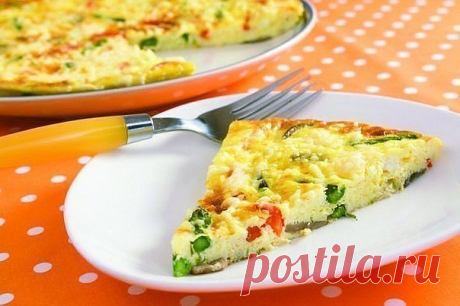 — 2 головки лука       фритата
— 2 красных болгарских перца
— 3 ст. ложки растительного масла 
— 5 яиц
— 2 помидора
— 75 гр твердого сыра
порезать мелко лук. 
болг.перец полукольцами.
Обжарить   лук .добавить перец и обжаривать несколько минут, пока перец не размягчится.
в форму для запекания. 
 Яйца слегка взбить, посолить. Вылить яйца на овощи.
 Помидоры порезать кружочками толщин.5-7 см. разложить помидоры по всей поверхности пиццы. Посыпать помидоры тертым сыром.