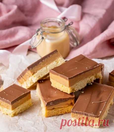 ПЕСОЧНОЕ ПЕЧЕНЬЕ С КАРАМЕЛЬЮ 
 Ингредиенты: 
Для песочной основы: 
250 гр.- муки 
75 гр.- сахара 
175 гр.- мягкого сливочного масла 
 Для карамельного слоя: 
120 гр.- мягкого сливочного масла 
120 гр.- сахара 
390 гр.- сгущенного молока 
 Для глазури 
250 гр.- молочного шоколада