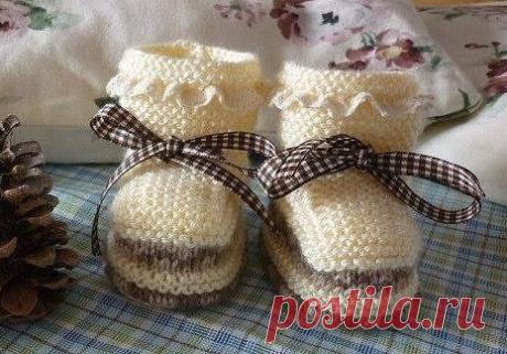 ПИНЕТКИ ДЛЯ МАЛЫША

Пинеточки связаны из акрила. На них ушло коло 50 грамм пряжи.Спицы 3.5 мм. 

Наберите 35 петли. 1 ряд– все петли лицевые, 2 ряд– провязать одну лицевой, затем накид, 16 лицевых, накид, 1 лицевыя, накид, 16 лицевых, накид, одна лицевая. На изнаночной стороне все петли вязать лицевыми. 
4 ряд + 2 лиц. накид, 16лиц. накид 3 лиц.накид 16 лиц. накид 2 лиц. и так добавлять в начале и в середине по бокам, пока на спице не будет 55 петли. 
Затем вяжем просто ли...