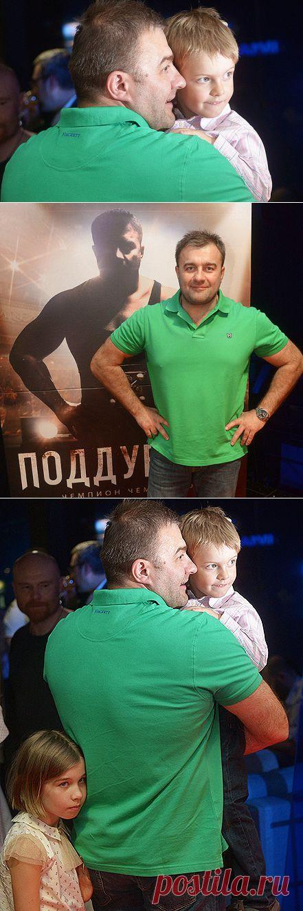 Премьера "Поддубного": Михаил Пореченков вывел в свет семью // KP.RU
