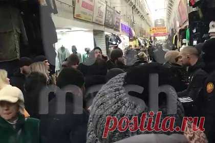 МЧС начало эвакуацию людей на рынке «Садовод» из-за пожара. На рынке «Садовод» в Москве, где произошел пожар, началась эвакуация людей, сообщили журналистам в пресс-службе МЧС России. По предварительной информации, возгорание произошло в торговых павильонах. Сейчас на месте происшествия работают пожарно-спасательные подразделения.