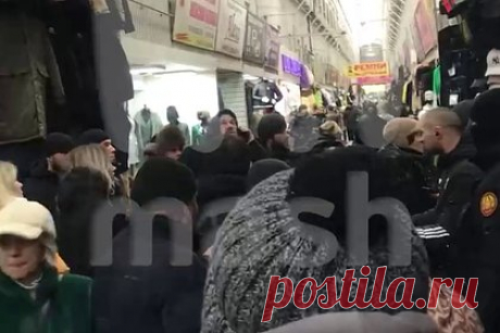 МЧС начало эвакуацию людей на рынке «Садовод» из-за пожара. На рынке «Садовод» в Москве, где произошел пожар, началась эвакуация людей, сообщили журналистам в пресс-службе МЧС России. По предварительной информации, возгорание произошло в торговых павильонах. Сейчас на месте происшествия работают пожарно-спасательные подразделения.