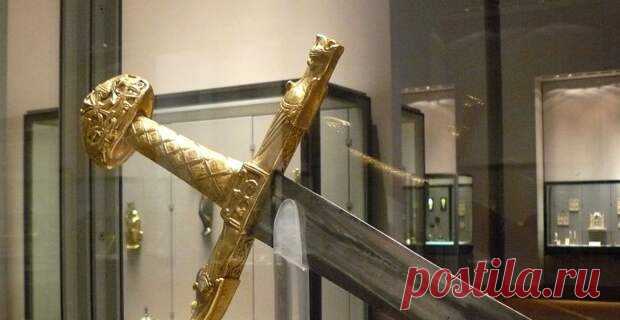 10 самых знаменитых мечей, о которых слагали легенды - Тайная доктрина - медиаплатформа МирТесен 10 самых знаменитых мечей, о которых слагали легенды (ВИДЕО) Олег Олимский Меч во все времена был оружием знати. Рыцари относились к своим клинкам, как к боевым товарищам, и, потеряв свой меч в бою, воин покрывал себя несмываемым позором. Среди славных представителей этого вида холодного оружия