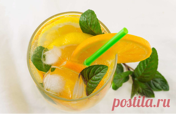 Мятная Сенсация. Если вы хотите быть лишние фантазии на этот безалкогольный коктейль, можно подавать с небольшим шариком лаймовый сорбет на вершине.
Ингредиенты:
Листьев мяты с 1 пук
1-дюймовый имбиря, тертый
9 унций воды
4 апельсины, свежевыжатый
2 столовые ложки сока лайма
Кубики льда