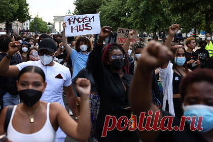 Российский сенатор охарактеризовал движение BLM как «демона» властей США. Российский сенатор Алексей Пушков счел движение Black Lives Matter (BLM, «Жизни черных важны») мощным фактором дезорганизации общественной жизни в США. «Американские власти еще не осознали до конца, какого демона они выпустили наружу», — отметил политик, добавив, что чернокожие убивают больше чернокожих, чем белые.