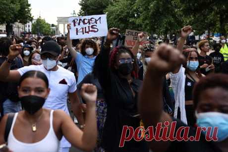 Российский сенатор охарактеризовал движение BLM как «демона» властей США. Российский сенатор Алексей Пушков счел движение Black Lives Matter (BLM, «Жизни черных важны») мощным фактором дезорганизации общественной жизни в США. «Американские власти еще не осознали до конца, какого демона они выпустили наружу», — отметил политик, добавив, что чернокожие убивают больше чернокожих, чем белые.