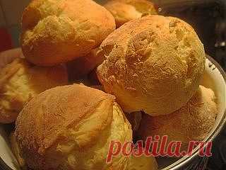 Быстрые Домашние Булочки.

Продукты для теста булочек:

2 пачки творога
2 яйца
2 ст.ложки сахара
1 пакетик разрыхлителя
2 стакана муки
пол чайной ложки соли

Рецепт приготовления:

Творог и сахар хорошенько растереть, добавить яйца и снова тщательно перемешиваем…

Добавить муки, разрыхлителя и соли. Тесто будет мягким, не много вымешиваем его руками и делим его на 16 частей — формируем булочки…
Ставим в разогретую до 180 градусов духовку на 20 минут, до румяного оттенка…
