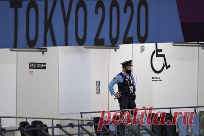 Тело полицейского нашли в туалете около канцелярии премьера Японии. Тело сотрудника спецподразделения полиции обнаружили в туалете КПП у канцелярии премьер-министра Японии. Как сообщает телеканал NHK, правоохранительные органы прорабатываю версию самоубийства. На это указывает пистолет, лежащий рядом с телом в кабинке. В момент инцидента покойный нес службу.