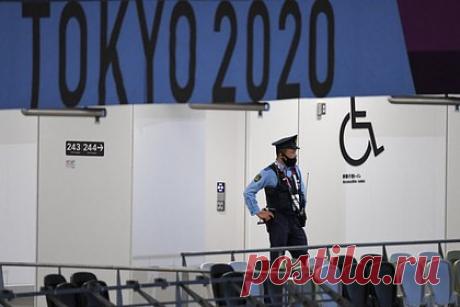 Тело полицейского нашли в туалете около канцелярии премьера Японии. Тело сотрудника спецподразделения полиции обнаружили в туалете КПП у канцелярии премьер-министра Японии. Как сообщает телеканал NHK, правоохранительные органы прорабатываю версию самоубийства. На это указывает пистолет, лежащий рядом с телом в кабинке. В момент инцидента покойный нес службу.