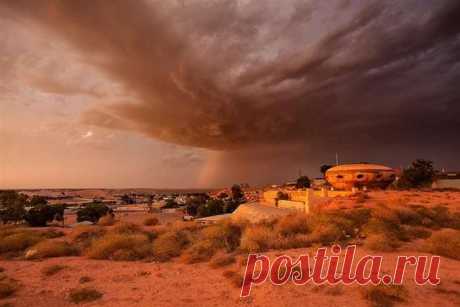 Изгнанники солнца: о городке кубер-педи, где люди живут под землей | Чёрт побери В южной части Австралии, посреди пустыни Виктория, расположен шахтерский городок Кубер-Педи, что в переводе с языка аборигенов означает «нора белого человека». В этих краях 50-градусная жара — норма жизни. Как и регулярные песчаные бури. Поэтому горожане (более двух тысяч человек) живут в домах, вырытых в земле.   Больше того, в подземной части города можно, не поднимаясь на поверхность, прошв...