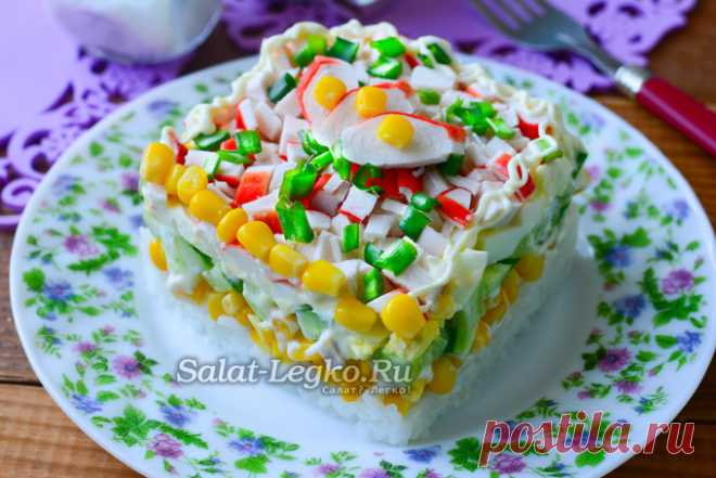 Крабовый салат с рисом, огурцом и кукурузой, рецепт с фото