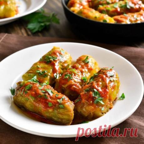 Голубчики
Ингредиенты
500 гр. фарша
1 луковица
100 гр. риса
зелень-укроп,кинза,мята
специи
2 свежих помидора
1 кочанчик капусты