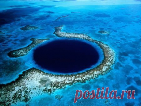 Большая голубая дыра (Great Blue Hole), Белиз

Часть Lighthouse Reef System, это образование находится на расстоянии 60 километров от Белиза. Почти идеально круглое отверстие диаметром 400 метров является самым желанным для всех дайверов планеты. Внутри него глубина достигает 145 метров в глубину, и на стенках этого естественного колодца водится большое количество морских организмов, которые только и ждут, чтобы их сфотографировали и обследовали.