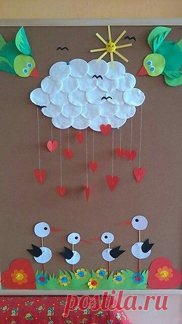 Очень интересная аппликация с использованием цветной бумаги и ватных дисков.