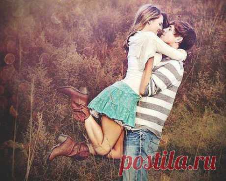 Мужчины думают, что женщины любят красавцев или героев.
Нет, они любят тех, кто о них заботится.

Павел Воля.