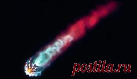 Загадочный объект вошел в земную атмосферу Представленный выше снимок был получен недавно одной из камер, наблюдавших за стартовой площадкой американской частной космической фирмы «SpaceX». Знаменитая компания Илона Маска, пытающаяся, по словам самого миллиардера, открыть для человечества пути к колонизации Марса и других планет, уже...