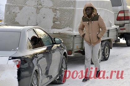 Контрабандист раскрыл особенности перевозки мигрантов к финской границе. Почему беженцы едут в ЕС через Россию?. Частный перевозчик нелегальных мигрантов Хусейн (имя изменено) в разговоре с «Лентой.ру» рассказал о нюансах своей работы: почему люди покидают Ближний Восток и едут в страны Европейского союза через Россию, как это им удается и сколько они за это готовы заплатить.