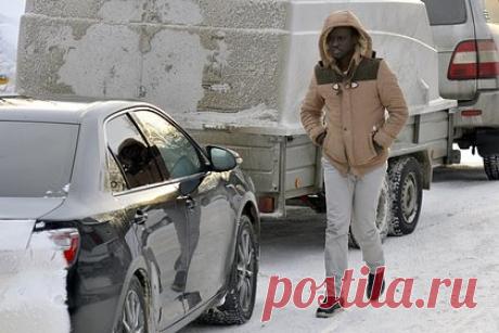 Контрабандист раскрыл особенности перевозки мигрантов к финской границе. Почему беженцы едут в ЕС через Россию?. Частный перевозчик нелегальных мигрантов Хусейн (имя изменено) в разговоре с «Лентой.ру» рассказал о нюансах своей работы: почему люди покидают Ближний Восток и едут в страны Европейского союза через Россию, как это им удается и сколько они за это готовы заплатить.