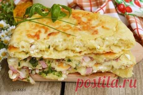Сырные лепешки с вкусной начинкой на выбор 
Ингредиенты 
-1 ст. кефира или йогурта -1 ст. тертого твердого сыра (можно смесь сыров) -2 ст. муки -0,5 ч. ложки соли -0,5 ч. ложки сахара -0,5 ч. ложки соды 
 
для начинки 
 
-пучок зелени на свой …