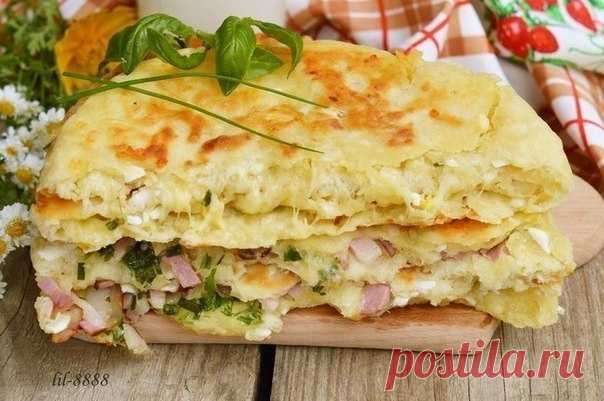 Сырные лепешки с вкусной начинкой на выбор 
Ингредиенты 
-1 ст. кефира или йогурта -1 ст. тертого твердого сыра (можно смесь сыров) -2 ст. муки -0,5 ч. ложки соли -0,5 ч. ложки сахара -0,5 ч. ложки соды 
 
для начинки 
 
-пучок зелени на свой …