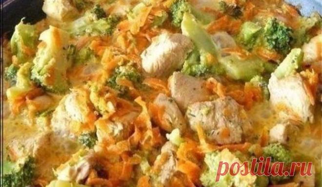 Курица с брокколи и морковью, тушеная в сливках