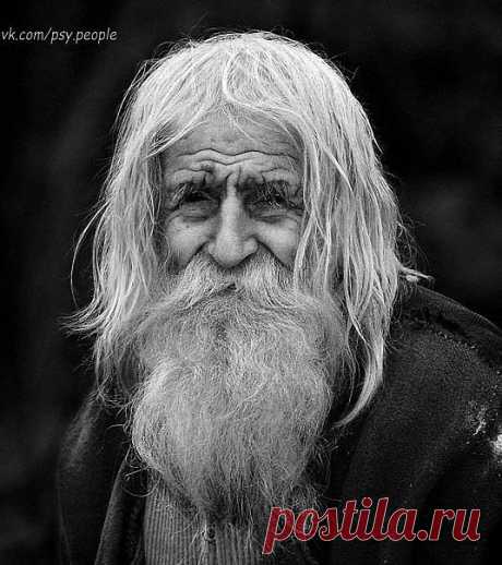 Маленький мальчик шёл вприпрыжку по улице, пытаясь поймать маму за руку, и время от времени задавал один и тот же вопрос: 
- Мама, куда мы идём? 
Мама молча отводила глаза. 
- Глупыш! - говорили соседи, наблюдая эту картину. - Ведь он не знает ещё, что мама ведёт его в детский дом… 
Прошло время, мальчик подрос и стал самостоятельно навещать беспутную мать. Прибирался после...