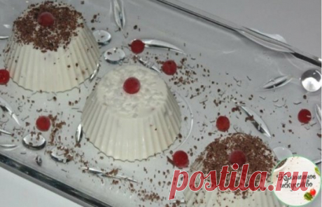САМЫЕ ВКУСНЫЕ ДЕСЕРТЫ: ТОП-6 РЕЦЕПТОВ 
1) БЛАНМАНЖЕ ТВОРОЖНОЕ 
ИНГРЕДИЕНТЫ:
 0,5 стакана молока
 1 пакетик (15 г) желатина
 1 пакетик (10 г) ванильного сахара
 250 г творога
 0,5 стакана сметаны
 0,5 стакана сахарной пудры
 2 колечка ананаса (или другие фрукты)
ПРИГОТОВЛЕНИЕ:
В молоке развести желатин и оставить для набухания на 20 минут.Творог смешать с сахарной пудрой, сметаной и ванильным сахаром в пышную однородную массу.Колечки ананаса (в нашем случае ягоды) нареза