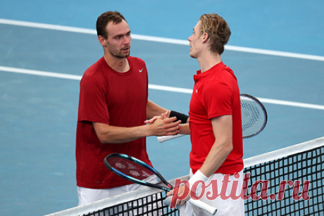 Сборная России по теннису уступила канадцам в полуфинале ATP Cup. Российский теннисист Роман Сафиуллин уступил канадцу Денису Шаповалову в первой встрече полуфинального матча за кубок Ассоциации теннисистов-профессионалов (АТР). По итогам игры российская сборная уступила в счете команде Канады. Встреча завершилась со счетом 6:4, 5:7, 6:4 в пользу Шаповалова.