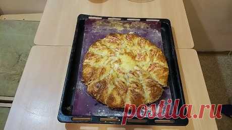 Слоёный пирог с сосисками и сыром
