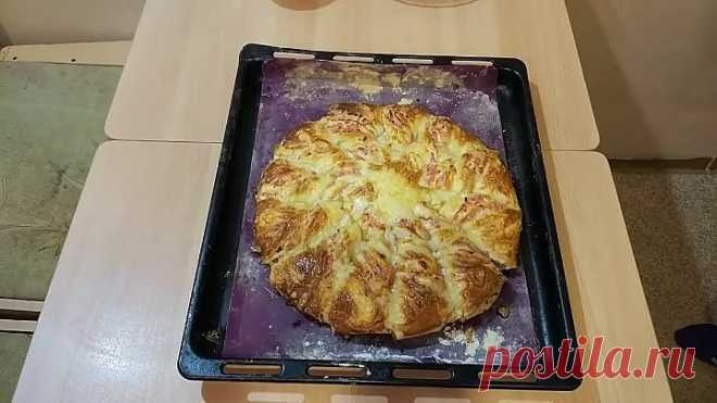 Слоёный пирог с сосисками и сыром