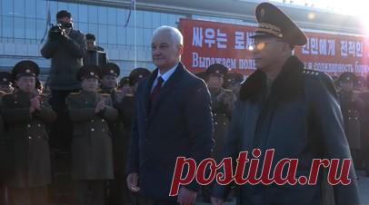 Белоусов прибыл с официальным визитом в КНДР — видео. Министр обороны России Андрей Белоусов прибыл с официальным визитом в Корейскую Народно-Демократическую Республику. В международном аэропорту Сунан, расположенном в пригороде Пхеньяна, состоялась церемония официальной встречи российской делегации с участием роты почётного караула Корейской народной армии. У трапа самолёта главу российского оборонного ведомства приветствовал министр обороны КНДР генерал армии Но Гван Чхоль. Читать далее