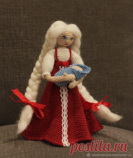 Мастер-класс: как связать девушку-славяночку с младенцем Предлагаю связать куколку-славяночку и её младенца-сынульку. Куколка создаётся довольно легко, она не имеет ног и стоит на платье. Для устойчивости, крючок берем чуть меньше рекомендуемого для используемой нити так, чтобы вязаное полотно получилось плотным и хорошо держало форму. Руки, шея и голова связаны изнанкой — так части тела выглядят лучше. Для удобства (так как руки с рубашкой связаны вместе) — рубашка также связана изнанкой.