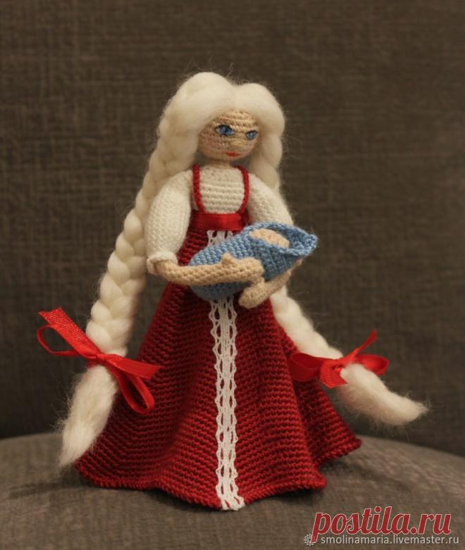 Мастер-класс: как связать девушку-славяночку с младенцем Предлагаю связать куколку-славяночку и её младенца-сынульку. Куколка создаётся довольно легко, она не имеет ног и стоит на платье. Для устойчивости, крючок берем чуть меньше рекомендуемого для используемой нити так, чтобы вязаное полотно получилось плотным и хорошо держало форму. Руки, шея и голова связаны изнанкой — так части тела выглядят лучше. Для удобства (так как руки с рубашкой связаны вместе) — рубашка также связана изнанкой.