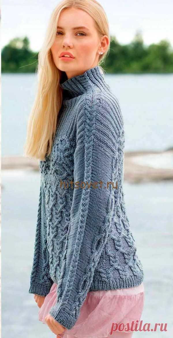 Свитер женский с косами - Хитсовет Свитер женский с косами. Модный свитер с косами для женщин с пошаговым описанием и схемами. Для вязания этой модели свитера Вам потребуется: пряжа, состоящая из 58% мериносовой шерсти, 38% шелка, 4% полиэстера; длиной нити 150 метров в 50 граммах - 500 (550) грамм серо-голубого цвета; спицы № 4,5; круговые спицы № 4,5; 1 комплект чулочных спиц № 4,5.