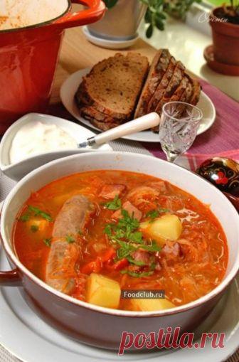 Европейские щи Этот супчик типично зимний, потому что главным ингредиентом здесь будет квашеная капуста.
Квашеная капуста очень богата витаминами, а мы все знаем, что зимой нам всем их не хватает.
В данном случае я покажу вам европейский вариант щей, точнее это что-то между словацким капустняком и немецким Sauerkrautsuppe.
Едят его с сметаной, а от себя я добавлю ещё немного чили и, конечно, стопочку. )