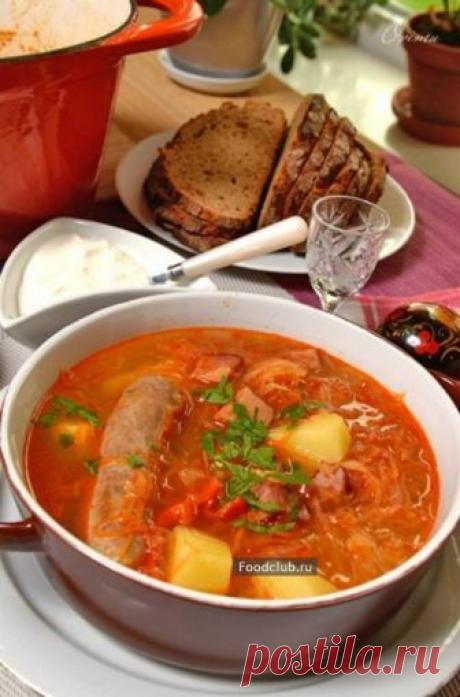 Европейские щи Этот супчик типично зимний, потому что главным ингредиентом здесь будет квашеная капуста.
Квашеная капуста очень богата витаминами, а мы все знаем, что зимой нам всем их не хватает.
В данном случае я покажу вам европейский вариант щей, точнее это что-то между словацким капустняком и немецким Sauerkrautsuppe.
Едят его с сметаной, а от себя я добавлю ещё немного чили и, конечно, стопочку. )